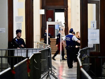 Des policiers devant l'entrée du Palais de Justice de Bruxelles, avant l'ouverture du procès de Salah Abdeslam, le 5 février 2018 - JOHN THYS [AFP]