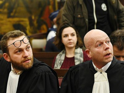Les avocats de Salah Abdeslam, Sven Mary (d) et Romain Delcoigne (g), au Palais de Justice de Bruxelles, le 5 février 2018 - Emmanuel DUNAND [POOL/AFP]