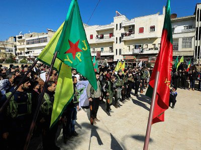 Des civils kurdes mobilisés contre l'offensive turque dans le nord-ouest de la Syrie paradent dans les rues d ela ville d'Afrine le 28 janvier 2018 - DELIL SOULEIMAN [AFP]