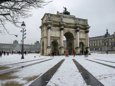 L'Arc de Triomphe du Carroussel du Louvre sous la neige, le 5 février 2018 à Paris - CHRISTOPHE ARCHAMBAULT [AFP]
