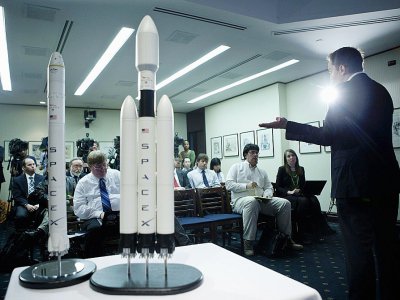 Elon Musk, PDG de Space X,  présente une maquette de la fusée Falcon Heavy --en avril 2011-- qui doit faire son premier vol mardi - BRENDAN SMIALOWSKI [GETTY IMAGES NORTH AMERICA/AFP/Archives]