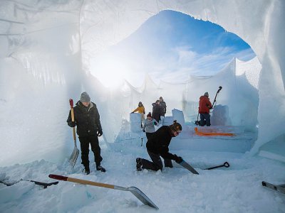 Les organisateurs construisent l'igloo qui va accueillir les spectateurs et musiciens de l'Ice Music festival près du village de Finse, le 2 février 2018 - Jonathan NACKSTRAND [AFP]