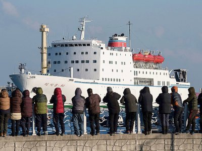 Le ferry Man Gyong Bong transportant les artistes nord-coréens accoste au port de Mukho à Donghae, le 6 février 2018 - Ed JONES [AFP]