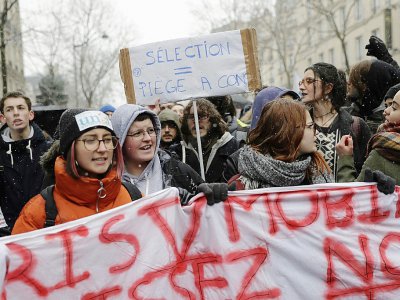 A Paris, le cortège parti du Jardin du Luxembourg a rassemblé 3.000 personnes, selon la police - Thomas SAMSON [AFP]