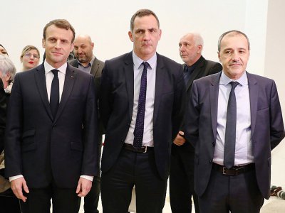 Emmanuel Macron (G), Gilles Simeoni et Jean Guy Talamoni, le 6 février 2018 à Ajaccio en Corse - Ludovic MARIN [POOL/AFP]