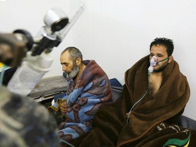 Des Syriens qui semblent souffrir de difficultés respiratoires transportés dans un hôpital après des frappes du régime sur la ville de Saraqeb dans la province d'Ibled, le 4 février 2018 - OMAR HAJ KADOUR [AFP]