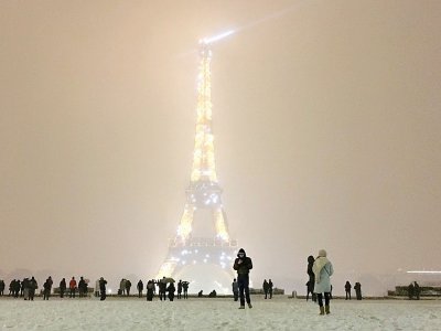 Des promeneurs sur l'esplanade du Trocadéro recouverte de neige, face à la Tour Eiffel, le 6 février 2018 à Paris - Philippe DUPEYRAT [AFP]