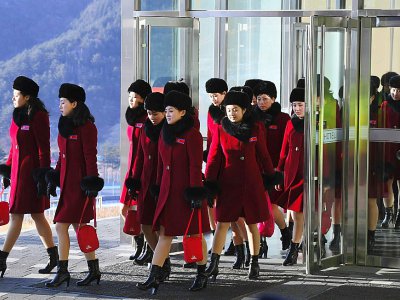 Des pom-pom girls nord-coréennes sortent de leur hôtel à Inje, au nord de Pyeongchang, le 7 février 2018 - JUNG Yeon-Je [AFP]