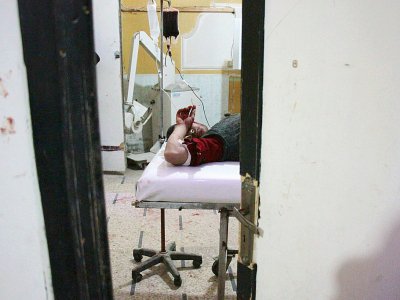 Photo d'une victime d'un raid aérien prise dans un hôpital de Douma, dans la région syrienne de la Ghouta orientale, le 6 février 2018 - Hamza Al-Ajweh [AFP]