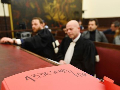 Un dossier judiciaire posé devant les avocats de Salah Abeslam, à Bruxelles, le 5 février 2018 - EMMANUEL DUNAND [POOL/AFP/Archives]