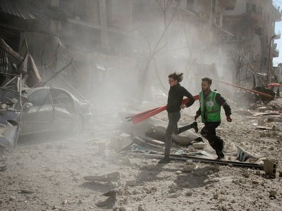 Secouristes à la recherche de victimes après des frappes du régime sur la ville rebelle de Douma, près de Damas, le 7 février 2018 - Hamza Al-Ajweh [AFP]