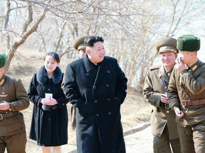 Photo non datée fournie la 12 mars 2015 par l'agence nord-coréenne Kcna du leader Kim Jong-Un (c) et de sa soeur Kim Yo-Jong (2e g), à Sin Islet, dans la province du Kangwon - KNS [KCNA/AFP/Archives]