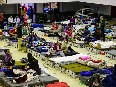Des familles installées dans le gymnase d'une école transformé en refuge, après un violent séisme à Hualien, le 8 février 2018 à Taïwan - Anthony WALLACE [AFP]