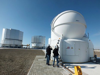 Des astronomes inspectent un télescope de l'observatoire de Paranal, au Chili, le 6 février 2018 - Miguel SANCHEZ [AFP]
