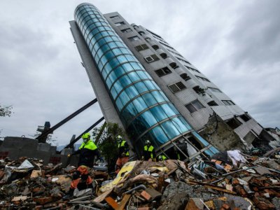 Un immeuble affaisé après un violent séisme, dans la ville de Hualien, le 7 février 2018 à Taïwan - Anthony WALLACE [AFP]