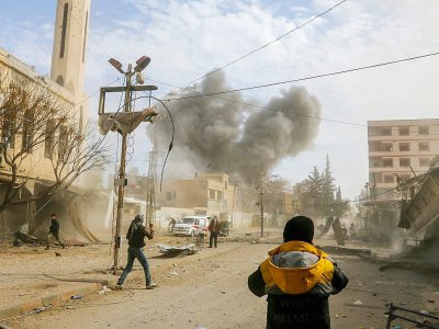 Des colonnes de fumée s'élèvent de la localité de Jisrine, dans l'enclave rebelle de la Ghouta orientale après des raids du régime syrien, le 8 février 2018 - ABDULMONAM EASSA [AFP]
