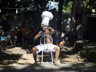 Un homme attend le départ du cortège "Loucura suburbana", à Rio, le 8 février 2018 - MAURO PIMENTEL [AFP]
