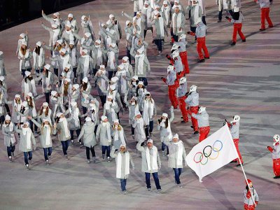 La délégation des Athlètes olympiques de Russie défilent, derrière la bannière olympique, le 9 février 2018 à Pyeongchang - David J.PHILIP [POOL/AFP]