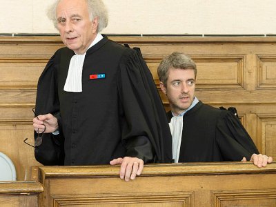 Les avocats de Cécile Bourgeon  Gilles-Jean Portejoie (g) et Renaud Portejoie (d) dans la salle de la cour d'assises de Haute-Loire au Puy-en-Velay, le 5 février 2018 - Thierry Zoccolan [AFP]