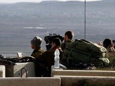 Des soldats israéliens prennent position sur le Golan occupé à la frontière avec la Syrie, le 10 février 2018 - JALAA MAREY [AFP]