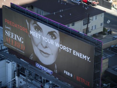 Un panneau publicitaire fait la promotion du documentaire "Seeing Allred" à Los Angeles le 8 février 2018 - Valerie MACON [AFP]