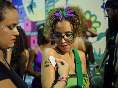 Une femme se fait tatouer "non c'est non", le 7 février 2018 lors du festival de Rio, pour dénoncer le harcèlement sexuel - CARL DE SOUZA [AFP]