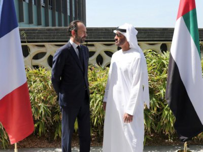 Le Premier ministre français, Edouard Philippe (G), aux côtés du prince héritier d'Abou Dhabi, Mohammed ben Zayed Al-Nahyane, lors d'une visite au musée du Louvre Abu Dhabi, le 10 février 2018 dans la capitale des Emirats arabes unis - KARIM SAHIB [AFP]