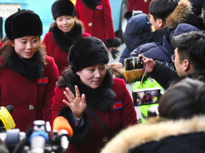 Des pom-pom girls nord-coréennes arrivent à Inje, près de Pyeongchang, en Corée du Sud pour les JO, le 7 février 2018 - JUNG Yeon-Je [AFP]