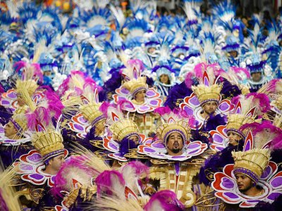 Des fêtards de l'école de samba Gavioes da Fiel au carnaval de Sao Paulo, le 11 février 2018 - Nelson ALMEIDA [AFP]