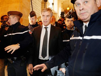 L'ex-ministre du Budget Jérôme Cahuzac (C) est escorté à sa sortie du tribunal le 8 décembre 2016 à Paris - Thomas SAMSON [AFP/Archives]