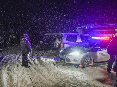 La police bloque une route près de Moscou après le crash d'un avion de ligne qui a causé la mort des 71 personnes à bord, le 11 février 2018 - Vasily MAXIMOV [AFP]