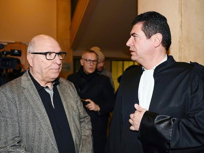 Jacques Cassandri, "cerveau" présumé du casse de la Société générale de Nice, au côté de son avocat, au tribunal de Marseille, le 12 février 2018 - BORIS HORVAT [AFP]