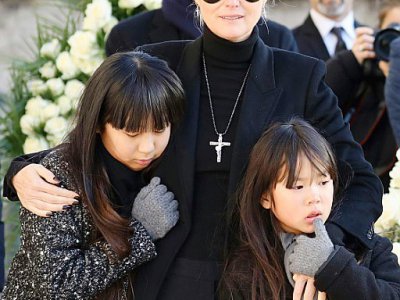 Laeticia Hallyday avec ses filles Jade (g) and Joy à La Madeleine lors des funérailles de Johnny Hallyday, le 9 décembre 2017 - ludovic MARIN [POOL/AFP]