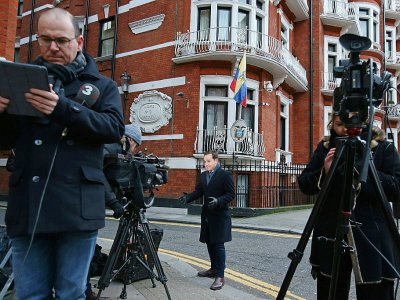 Des caméras le 6 février 2018 devant l'ambasssade d'Equateur à Londres où est réfugié le fondateur de WikiLeaks Julian Assange depuis bientôt six ans - Daniel LEAL-OLIVAS [AFP/Archives]