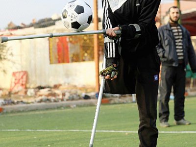 Photo d'un joueur de l'équipe syrienne de football regroupant des amputés de guerre, qui jongle avec le ballon à l'aide de sa béquille, le 12 janvier 2018 à Idleb - OMAR HAJ KADOUR [AFP]