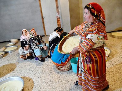 Des femmes berbères préparent un couscous à Ait el-Kacem, en Algérie, le 13 février 2018 - RYAD KRAMDI [AFP/Archives]