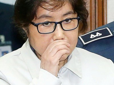 Surnommée "Raspoutine" par les médias sud-coréens pour l'influence qu'on lui prêtait sur l'ex-présidente, Choi Soon-Sil, photographiée ici le 19 décembre 2016, a été condamnée à 20 ans de prison - KOREA POOL [KOREA POOL/AFP/Archives]