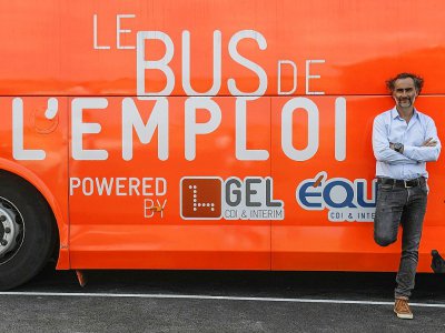 Le fondateur du Gel Groupe Guilhem de Lajarte se tient devant 
"le bus de l'emploi" le 12 juin 2017 au siège de Saint-André-de-Corcy près de Lyon. Gel Groupe se présente comme un guide des sociétés pour les ressources humaines - PHILIPPE DESMAZES [AFP/Archives]