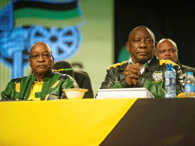 Le président sud-africain Jacob Zuma (gauche) et le vice-président Cyril Ramaphosa (droite), lors d'une confére"nce de presse du Congrès national africain (ANC) au pouvoir, le 5 juillet 2017 à Johannesburg. - MUJAHID SAFODIEN [AFP/Archives]