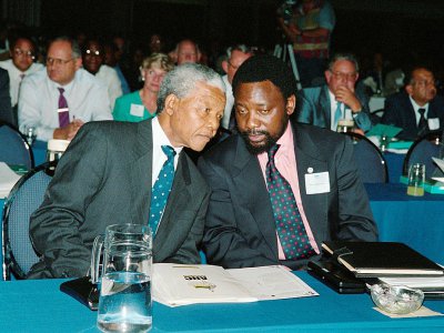 Cyril Ramaphosa avec Nelson Mandela, le 20 janvier 1994 à Johannesburg. - PHILIP LITTLETON [AFP/Archives]