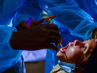 Un jeune réfugié rohingya atteint de diphtérie est ausculté dans un hôpital de campagne de Médecins Sans Frontières (MSF) près de Thankali au Bangladesh, le 10 janvier 2018 - Munir UZ ZAMAN [AFP/Archives]