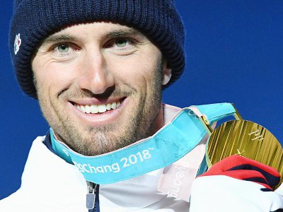 Le Français Pierre Vaultier et sa médaille d'or olympique du snowboardcross, le 15 février 2018 à Pyeongchang - Dimitar DILKOFF [AFP]