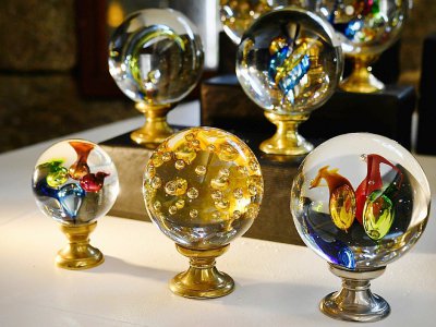 Des boules de verre décoratives dans l'entreprise Les Verreries de Bréhat sur l'île de Bréhat le 8 février 2018 - Fred TANNEAU [AFP]