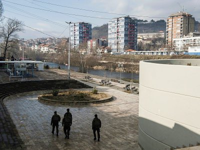Des soldats de l'Otan marchent à Mitrovica, le 1er février 2018 - Armend NIMANI [AFP/Archives]