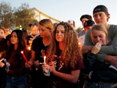Plusieurs milliers de personnes se sont rassemblées jeudi pour honorer les 17 personnes abattues la veille dans un lycée de Parkland, par Nikolas Cruz - RHONA WISE [AFP]