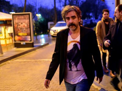 Le journaliste germano-turc Deniz Yücel quitte son domicile à Istanbul après sa libération qui pourrait améliorer les relations entre Berlin et Ankara. Le 16 février 2018. - YASIN AKGUL [AFP]