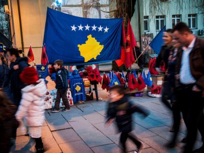 Des drapeaux kosovars et albanais dans une rue de Pristina, le 16 février. - Armend NIMANI [AFP]