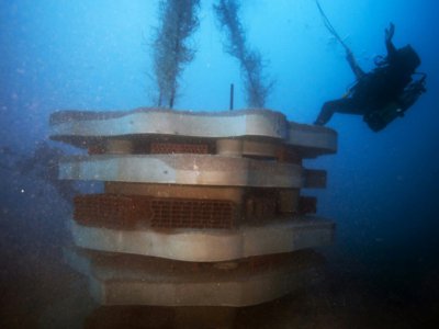 Des plongeurs déposent des récifs artificiels  "hôtel à poissons" d'une dizaine de tonnes à 30 mètre de profondeur dans les eaux usées au large des calanques de Marseille, le 30 janvier 2018 - BORIS HORVAT [AFP]