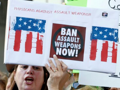 Des manifestants lors d'un rassemblement contre la prolifération des armes aux Etats-Unis organisé à Fort Lauderdale, le 17 février 2018 - RHONA WISE [AFP]