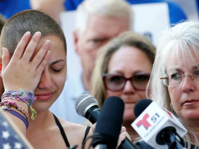 Emma Gonzalez, une survivante de la tuerie du lycée de Floride, prend la parole pendant un rassemblement contre les armes à Fort Lauderdale, le 17 février 2018 - RHONA WISE [AFP]